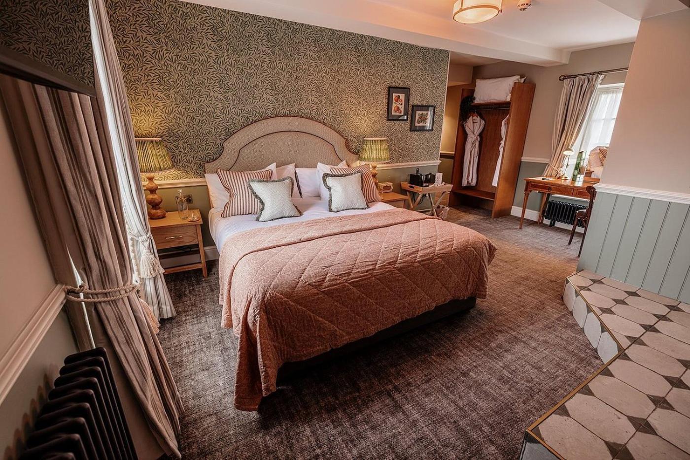The Ashford Arms Hotel